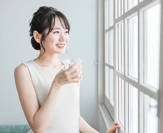 水を飲む女性
